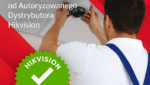 Instalator montuje kamerę Hikvision. Napis: Dlaczego warto kupować od Autoryzowanego Dystrybutora Hikvision. Badge: Hikvision Approved. Logo Format-MS w podpisie.